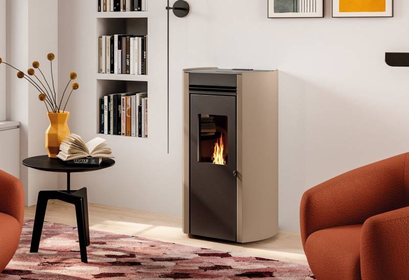 Poele a granules Palazzetti Flo 9 kW BEIGE design et performant installe aux Arcs-sur-Argens par GHIBAUT Poeles et Cheminees