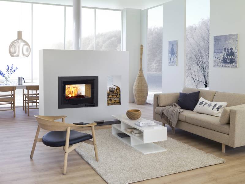 Insert de cheminée étanche installé dans une maison moderne conforme à la RE2020, illustrant la performance énergétique et la rénovation écologique