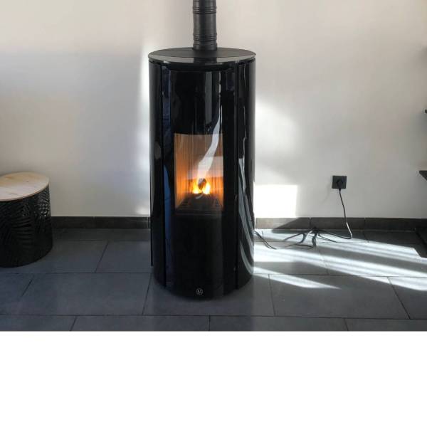 Poele a granules JM Chrissie installé à Carcès en évacuation façade zone 3 – Ghibaut Poêles et Cheminées dans le Var